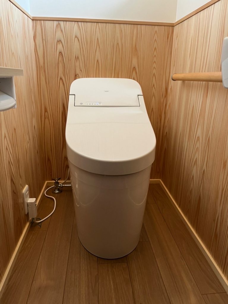 和式→洋式トイレ　木の温もりを感じるトイレへ